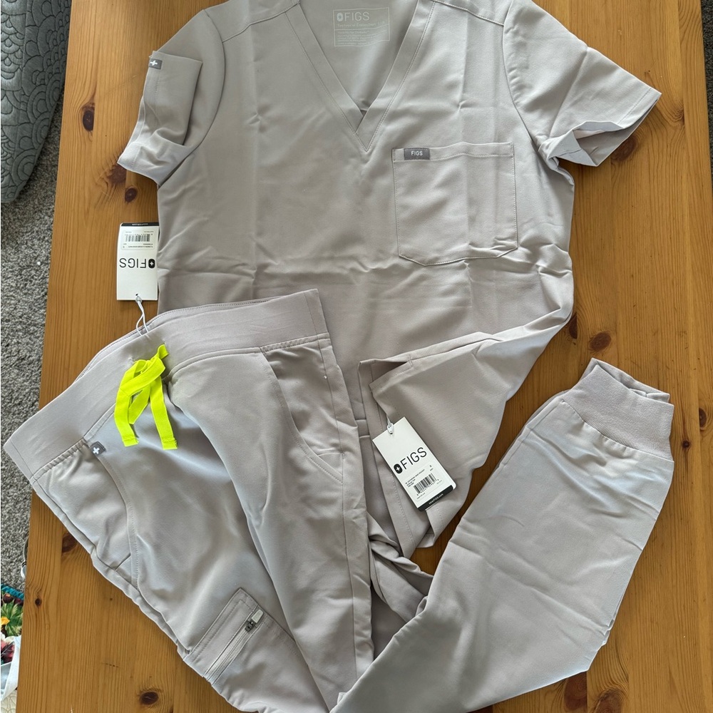 NWT - FIGS Women’s scrub set in color slate, Catarina Top, Zamora Jogger - Small